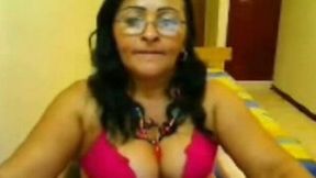 Slutty brunette amateur cougar on webcam chat session