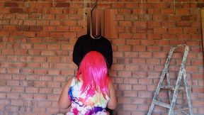 latina pelirroja con enorme culo folla y mama la polla de su hijastro