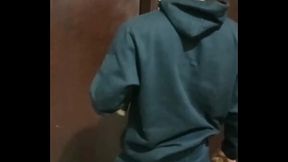 um v&acirc_ndalo pichou minha porta peguei ele e comi o cu dele