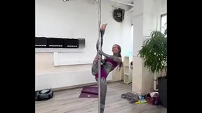 Should I make more videos where I use my split for pole dance ?