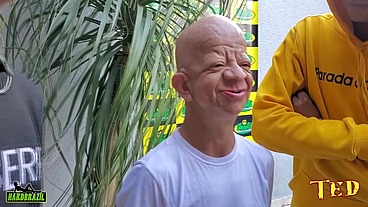 Bruno Diferente entra na carona e é sacaneado por Elisa Sanches que arranca sua roupa e cai de boca