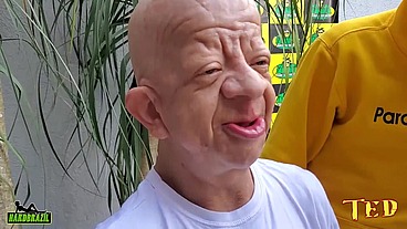 Bruno Diferente entra na carona e é sacaneado por Elisa Sanches que arranca sua roupa e cai de boca
