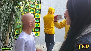 Bruno Diferente entra na carona e é sacaneado por Elisa Sanches que arranca sua roupa e cai de boca