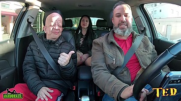 Bruno Diferente entra na carona e é sacaneado por Elisa Sanches que arranca sua roupa e cai de boca
