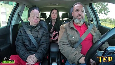 Bruno Diferente entra na carona e é sacaneado por Elisa Sanches que arranca sua roupa e cai de boca