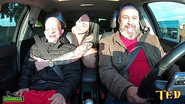 Bruno Diferente entra na carona e é sacaneado por Elisa Sanches que arranca sua roupa e cai de boca