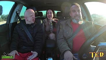 Bruno Diferente entra na carona e é sacaneado por Elisa Sanches que arranca sua roupa e cai de boca