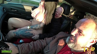 Bruno Diferente entra na carona e é sacaneado por Elisa Sanches que arranca sua roupa e cai de boca
