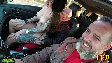 Bruno Diferente entra na carona e é sacaneado por Elisa Sanches que arranca sua roupa e cai de boca