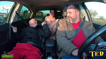 Bruno Diferente entra na carona e é sacaneado por Elisa Sanches que arranca sua roupa e cai de boca