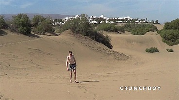 il se fait enculer par son pote sur une plage publique