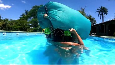 Putaria na piscina com amigos, muita pega&ccedil_&atilde_o, m&atilde_o no pau , m&atilde_o na buceta, pau na buceta. Parte final