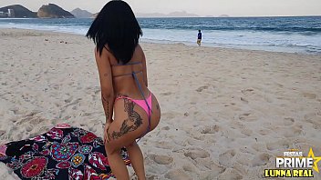 Novinha sozinha na praia de Copacabana Chama a aten&ccedil_&atilde_o de Pescador tarado ,