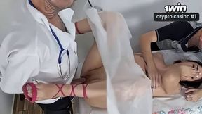 Ginecologista examina a esposa e deixa o marido corno assistir a cena mais quente!