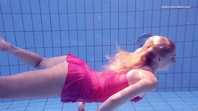 ”Russian sexy babe Elena Proklova swims naked”