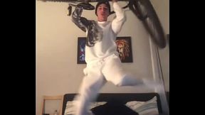 NOVINHO SAFADO FAZENDO ACROBACIAS COM A BICICLETA