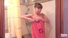 Sexy Teen Young Carrie Showers Naked