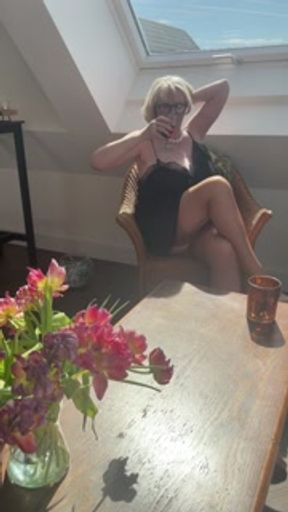 Afternoon sun horny housewife finger fuck