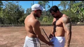 fui jogar tenis e o clima esquentou. comi meu parceiro na quadra mesmo. - completo