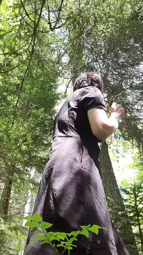 Milf Julie spritzt im Wald draussen