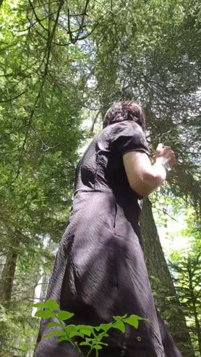 Milf Julie spritzt im Wald draussen