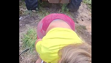 culona pasea por el bosque y es sorprendida y follada por una enorme polla