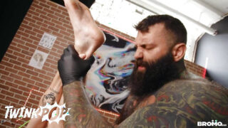 Blowjob, Handjob, Kostüm – tätowierte Lev Ivankov und Markus Kage mit großen Schwänzen beim Arschficken