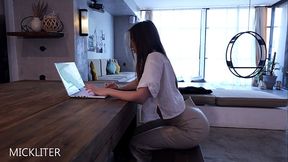 My colleague didn'_t hesitate for long when she saw the thick cock.