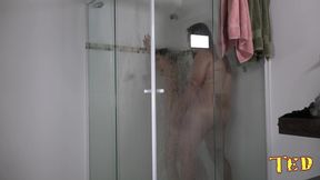 peguei a novinha no chuveiro e enfiei a madeira - evelyn foxx