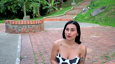 Extraño convence a latina de grandes tetas para que haga videos porno