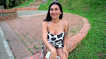 Extraño convence a latina de grandes tetas para que haga videos porno