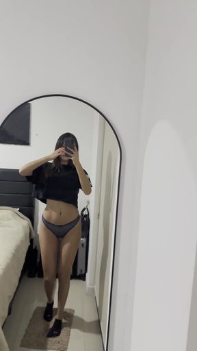 Teen onlyfan shows off her ass