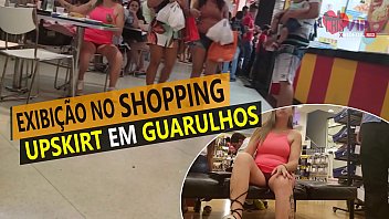 Cristina Almeida se exibindo na pra&ccedil_a de alimenta&ccedil_&atilde_o, loja de cal&ccedil_ados em um Shopping de Guarulhos.