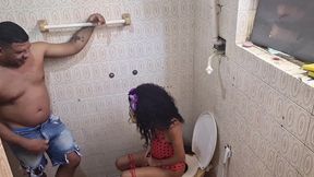 fodi o cu da minha enteada novinha no banheiro na pele.