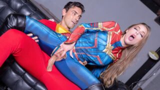 Britney Amber ในบท Captain Marvel ดูดและขี่อย่างหนักแล้วถูกน้ำเงี่ยนพุ่งใส่ทั่วตัว