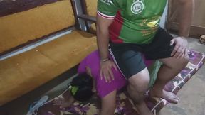 Sumisa como mueble, el se sienta sobre ella en un juego de pareja