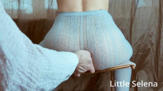 Petite salope fétichiste amatrice se fait sodomiser de manière extrême avec un énorme godemichet.