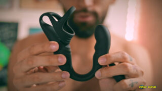 Gorący, nieobrzezany kolumbijski facet wkłada sobie palce w odbyt i masturbuje się, aż do ogromnego wytrysku