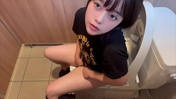 【ト◯レオナニー】地元のスーパーのト◯レでオナニー我慢できずしちゃう性欲が強い女子◯生。