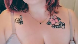 Spuiten, spuiten &#8211; zelfgemaakte solo-meisjesvideo met grote, volle, natuurlijke tieten, Amerikaanse MILF-hoer die masturbeert