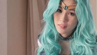 Cosplayer giapponese di Sailor Moon dai capelli blu che scopa