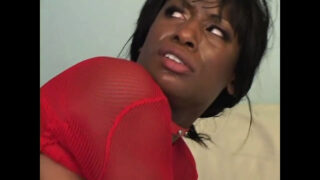 Cinna Bunz se mete una polla enorme en el fondo de su culo