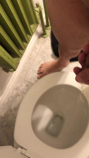 Removing my cock plug and pissing