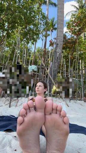 ignoring u while my bare feet and perfect body rest in sand