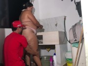 hijastro y madrastra follan en la zona de ropas cuando su papa no esta en casa