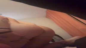 je danse d’habiller d’une robe en cuir a nue (on voit tout) et je me met ...