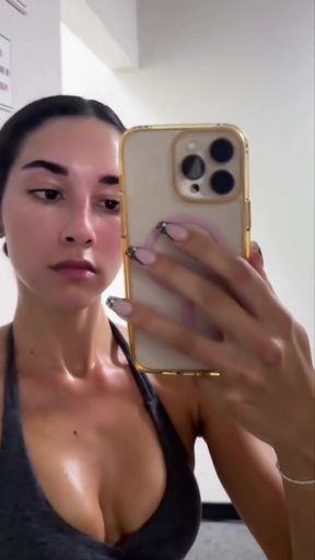 Hottie Izzy shows off her thick abs and tits at the gym