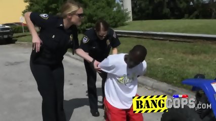 Police chase on black motorcyclist clowning on road