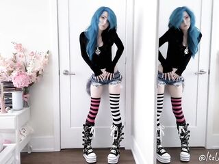 Delightful Rock Beauty Shows Off Her Constricted Little Body!