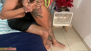 Morena tatuada e muito gostosa deixa novinho de pau grande e grosso enfiar tudo no seu cuzinho depois de mamar até se engasgar